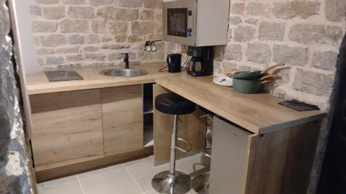 een keuken met een aanrecht met spoelbak en magnetron bij Luxury Suite Lilas in Dijon