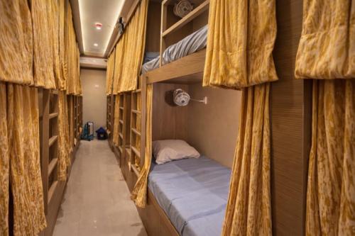 2 stapelbedden in een kamer met gordijnen bij Relax Kurla Dormitory in Mumbai