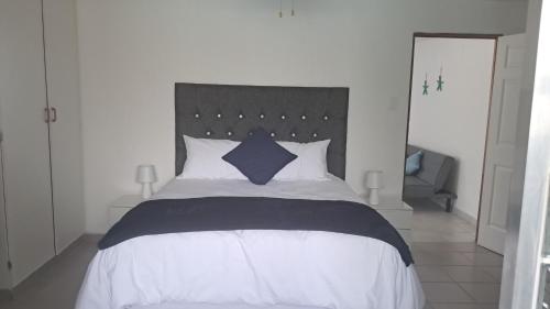 En eller flere senge i et værelse på 639 Palm Beach