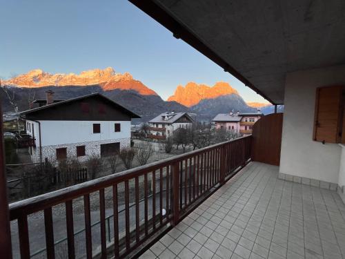 un balcon avec vue sur les montagnes dans l'établissement Al Monte Zelo, à Rome