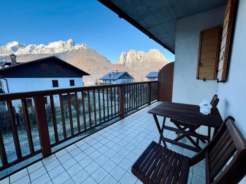 un balcon avec un banc et une vue sur les montagnes dans l'établissement Al Monte Zelo, à Rome