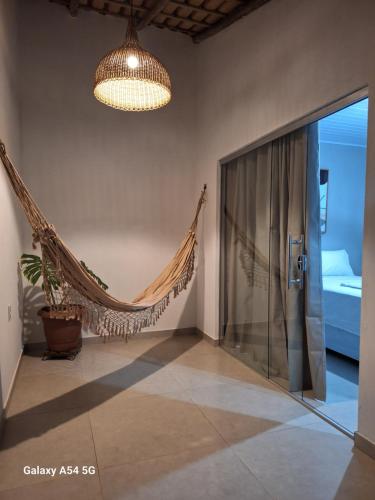 een hangmat in een kamer met een slaapkamer bij Pousada jks in Porto Seguro