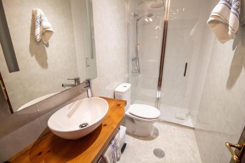 ein Badezimmer mit Waschbecken, Dusche und Toilette in der Unterkunft Hotel Montero in Mondoñedo