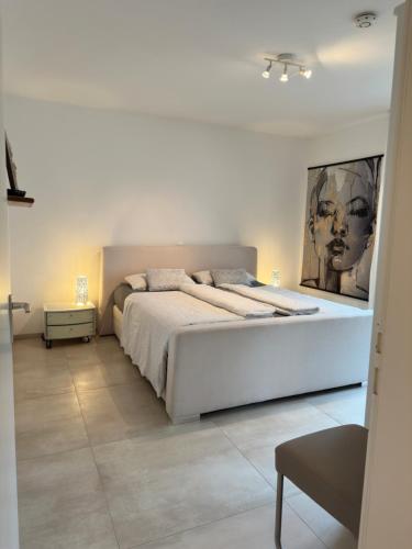 En eller flere senge i et værelse på Ferienwohnung mit Seeblick und PKW Abstellplatz am Haus