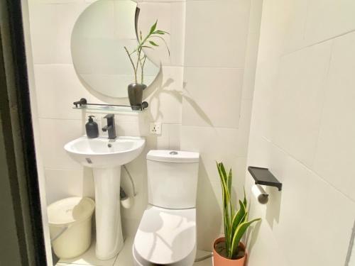 een badkamer met een wastafel, een toilet en een spiegel bij Apartment in Accra in Accra