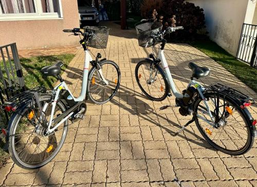 Radfahren an der Unterkunft Appartement 1 chambre avec piscine oder in der Nähe