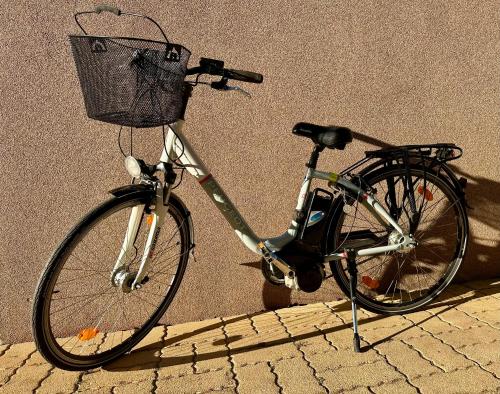 Radfahren an der Unterkunft Appartement 1 chambre avec piscine oder in der Nähe