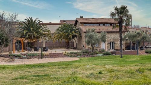 een huis met palmbomen voor een tuin bij Sister Corner in Ollauri