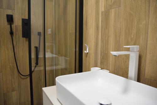 een badkamer met een wit toilet en een douche bij Apartmány Žermanice in Horní Soběšovice