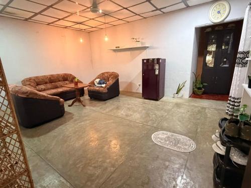 Een zitgedeelte bij Waters meet surf villa