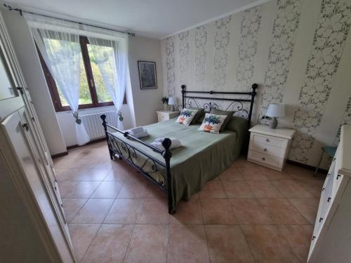 una camera con letto e copriletto verde di Lago e Monti a Zone