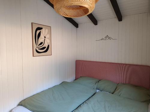 een kamer met een bed en een foto aan de muur bij Ferienhaus Bärenloch in Hilders