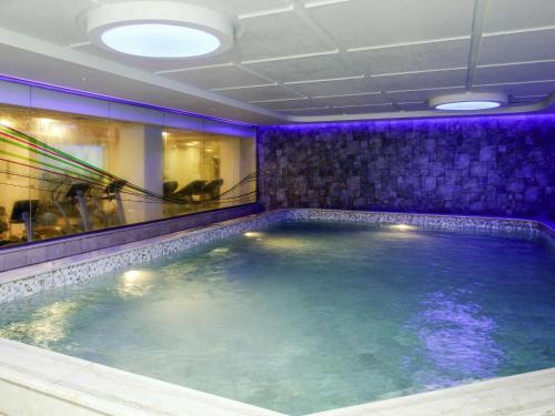 Bazén v ubytování Novotel Dammam Business Park nebo v jeho okolí