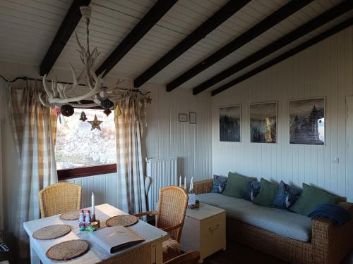 een woonkamer met een bank en een tafel bij Ferienhaus Bärenloch in Hilders