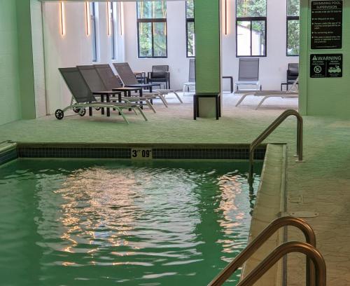 Bazén v ubytování Latitude Suites Tinton Falls, part of Unscripted by Hyatt nebo v jeho okolí