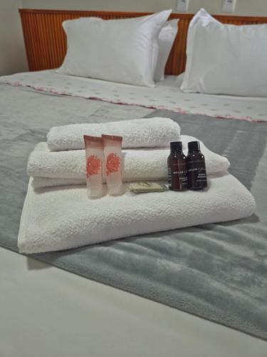 a pile of towels on top of a bed at Pousada Paraiso valle verde in Estivado