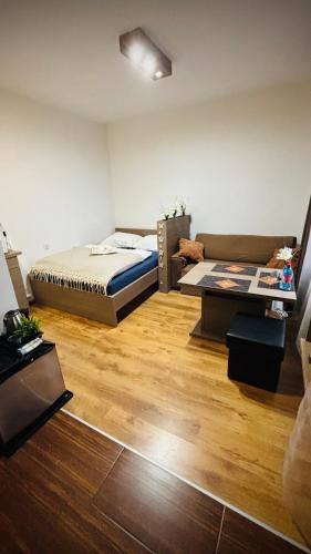 een slaapkamer met een bed en een salontafel bij CitiMarina56 in Brodnica