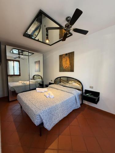 een slaapkamer met twee bedden en een plafondventilator bij City Flowers in Rovigo