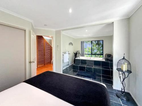 En eller flere senge i et værelse på Private Luxury Island Retreat with Panoramic Bay Views