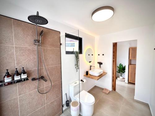 een badkamer met een douche, toilet en wastafel bij The Cosy Sunset Beach Resort in Thongsala
