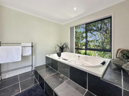 Et badeværelse på Private Luxury Island Retreat with Panoramic Bay Views