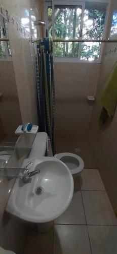 een badkamer met een wastafel en een toilet bij Espacio Benignia in Puerto Libertad