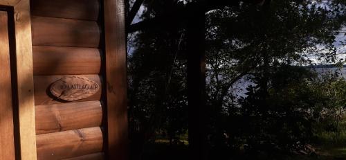 een bord aan de zijkant van een gebouw met een raam bij Espacio Benignia in Puerto Libertad