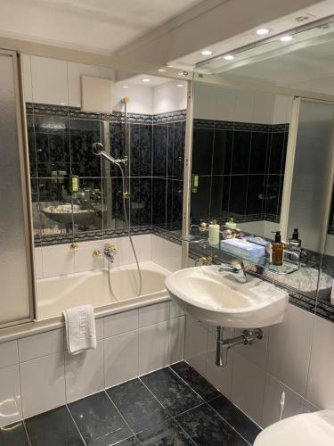 Et badeværelse på La Perle Apartments