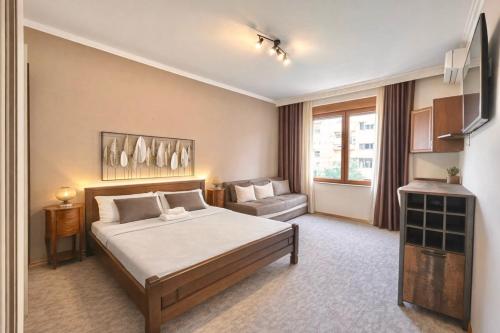 En eller flere senge i et værelse på Heart of the City Stunning city View,Balcony Free Wi-Fi