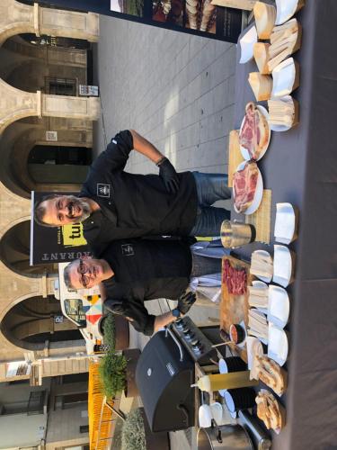 Ein Mann steht auf einem Skateboard in einem Raum in der Unterkunft HOTEL RESTAURANT TURÓ de la TORRE in Manresa
