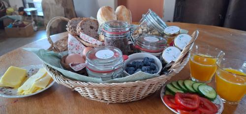 een mand met ontbijtproducten en drankjes op een tafel bij Berend 't Boerle in Vorden