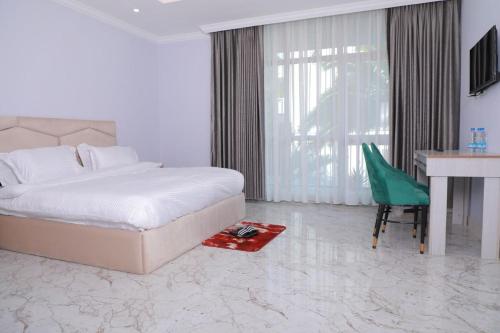 una camera con letto, scrivania e sedia verde di Ethiopian, Addis Ababa ad Addis Abeba