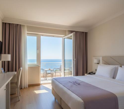 Postel nebo postele na pokoji v ubytování Lilac Resort Hotel