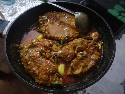 een pan met vlees en een lepel bij My Guest Mirissa in Mirissa