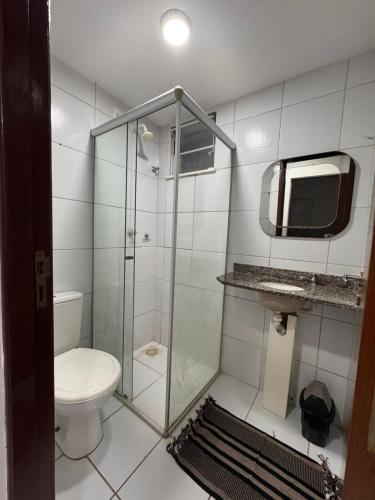 un bagno con wc e doccia in vetro di Ap 1km da praia Araçagi a São Luís