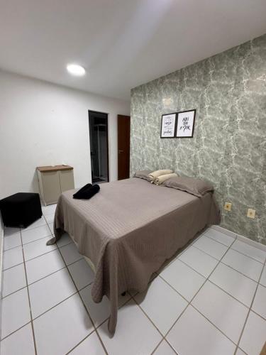 een slaapkamer met een groot bed in een kamer bij Ap 1km da praia Araçagi in São Luís