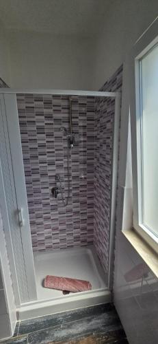 eine Dusche im Bad mit Fliesenboden in der Unterkunft Step by step in Scalea
