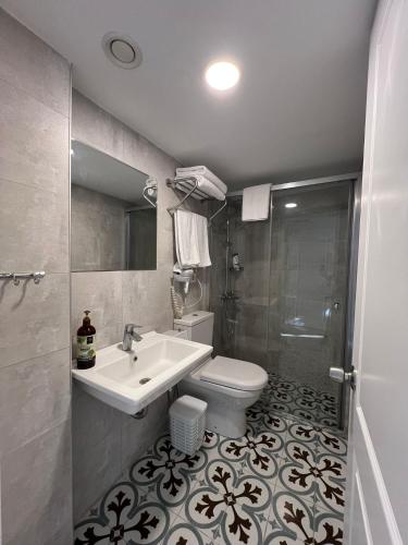 ein Badezimmer mit Waschbecken, Toilette und Dusche in der Unterkunft KE Urla in Urla