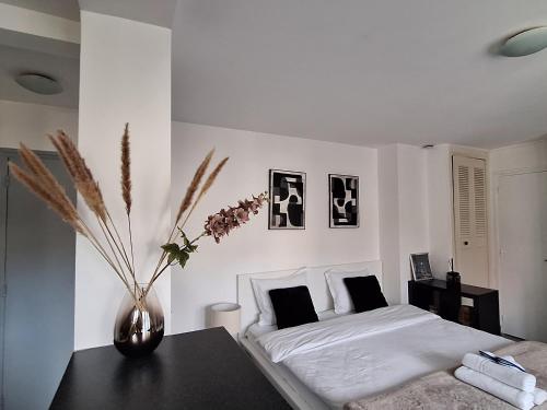 Postel nebo postele na pokoji v ubytování Carnet2voyages Suresnes - Proche Paris, La Défense