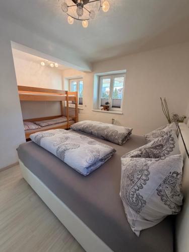 een slaapkamer met 2 bedden en een kroonluchter bij Appartement Sammer in Piesendorf