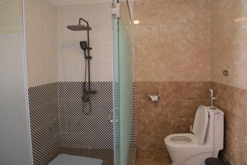 un bagno con doccia e WC di Ethiopian, Addis Ababa ad Addis Abeba