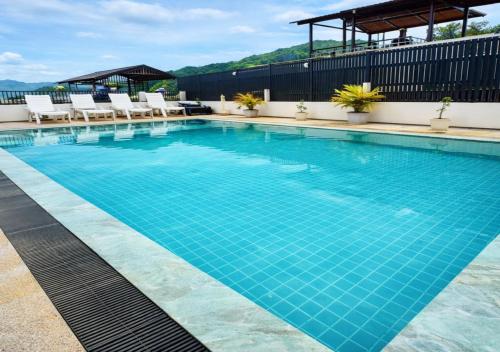 ein Swimmingpool mit blauen Fliesen auf einem Gebäude in der Unterkunft The Star House in Patong Beach