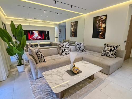 een woonkamer met banken en een salontafel bij EliteStay by Al Amir in Cabo Negro