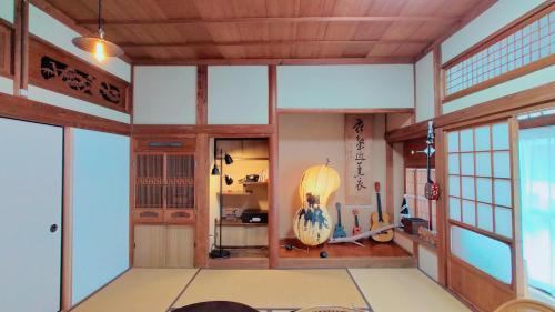 a room with aamed ceilings and wooden walls at Minpaku Jaito-民泊じゃいと-Homestay in Traditional House in Amakusa