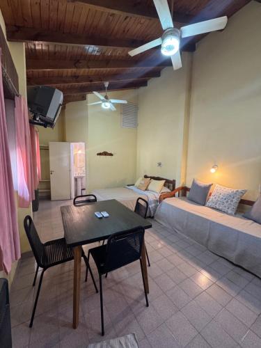 een woonkamer met een bank en een tafel bij HColon in Colón