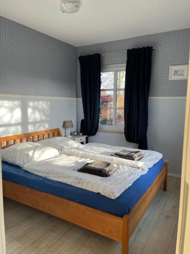 Giường trong phòng chung tại Barrierefreie Ferienwohnung nahe der Ostsee