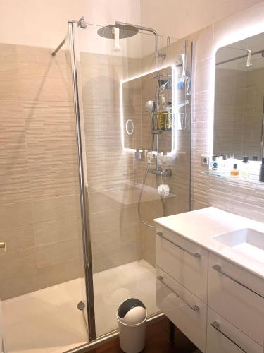 a bathroom with a shower and a sink at Appartement Pyla Les Cèdres in Pyla-sur-Mer
