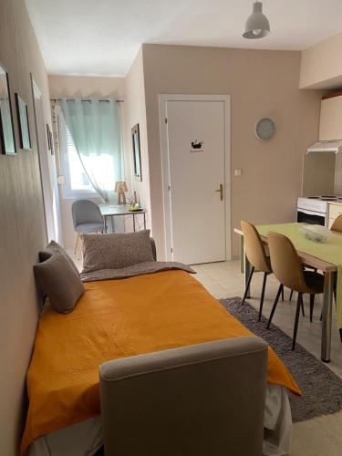 een slaapkamer met een bed en een tafel met stoelen bij Feels like home 2 in Maniákoi