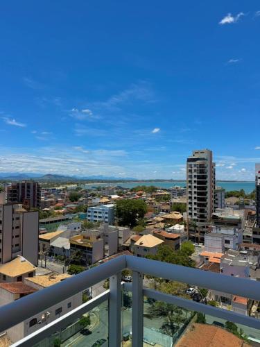 een uitzicht op een stad vanaf een balkon bij Studio vista panorâmica completo in Macaé