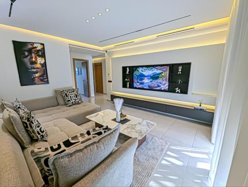 een woonkamer met een bank en een tv bij EliteStay by Al Amir in Cabo Negro